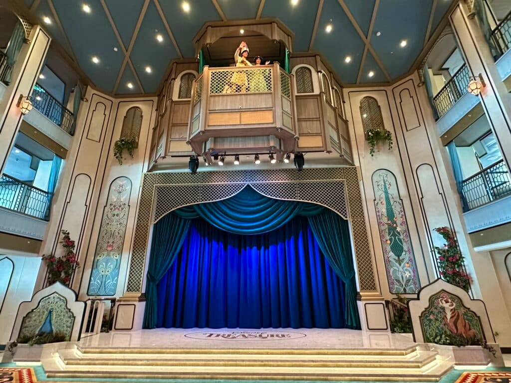 Disney Treasure Aladdin and Princess Jasmine in Grand Hall